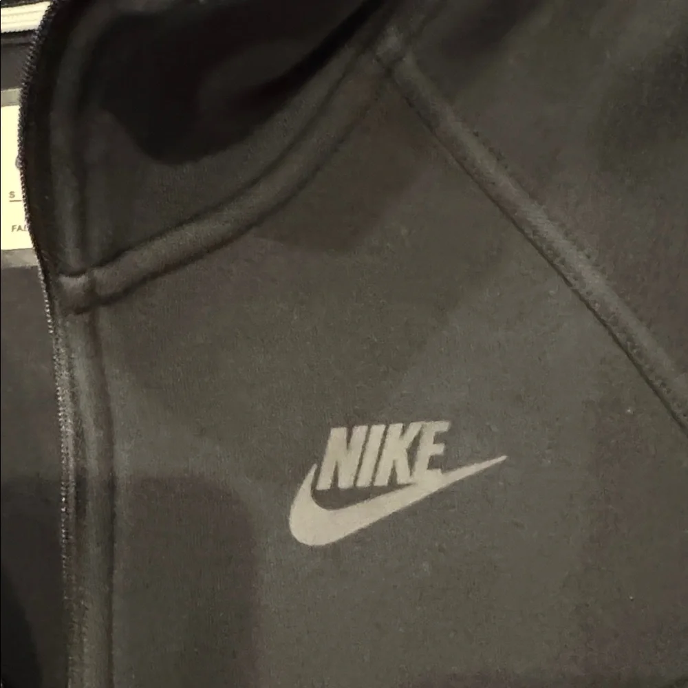 Women’s Nike Tech - Picture 3 of 4